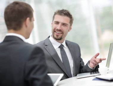 closeup.business ortakları iş sorunları tartışıyor