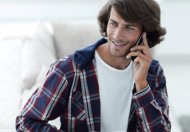 güzel bir fincan adamla bir dizüstü bilgisayar önünde oturur.