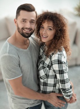 Güzel genç çift üzerinde arka plan bulanık.