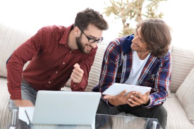 iki creative web tasarımcıları bir tablet ve bir dizüstü bilgisayar ile çalışma.