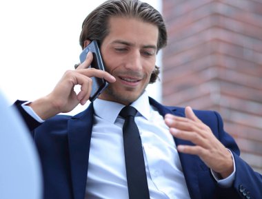 İş adamı akıllı telefondan konuşuyor..