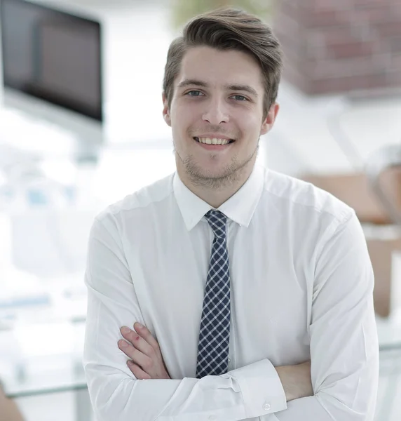 Selbstbewusster Jungunternehmer im Hintergrund des Amtes — Stockfoto