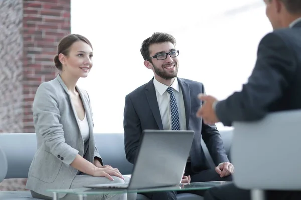 Les membres de l "équipe commerciale qui parlent à un client — Photo