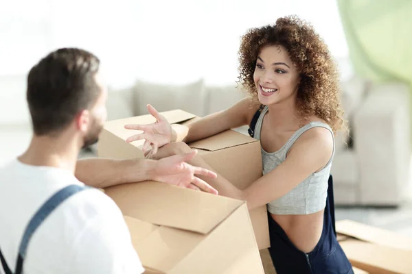 Marido e esposa estão discutindo a mudança para uma nova casa . — Fotografia de Stock