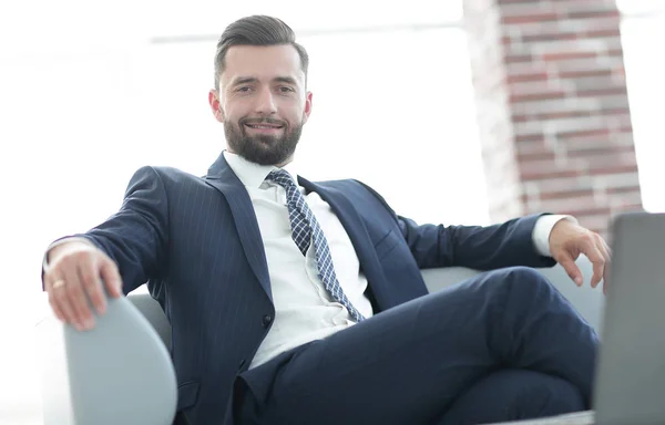 Портрет успешного бизнесмена, сидящего в офисном холле . — стоковое фото