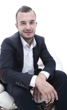 genç işadamı rahat bir sandalyede oturuyor