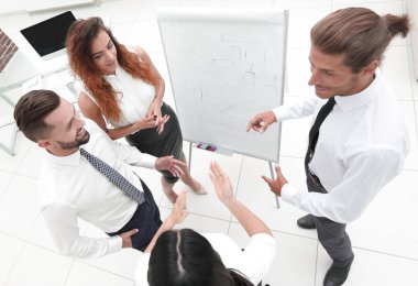 iş takım ayakta bir flipchart önünde.