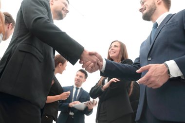 İş konsepti. İş ortaklarının el sıkışması ve hoş geldiniz.