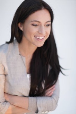 Başarılı genç bir kadının yakın plan yüzü..