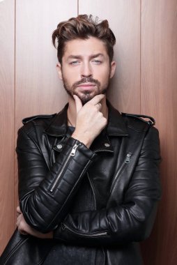 Deri ceketli adam modası, ahşap arka plan