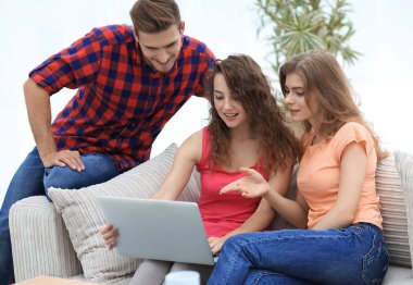oturma odasında kanepede oturan öğrencilerin grup.