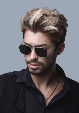 Yakın çekim portre yakışıklı şık erkek güneş gözlüğü.