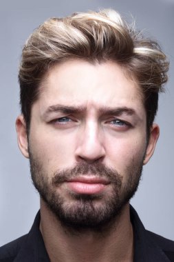 düşünceli işadamı çenesinin altından elini tutarak