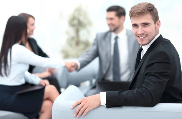 Hombre de negocios de éxito en la oficina en el fondo del equipo de negocios — Foto de Stock