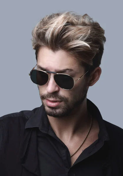 Close-up portrait of handsome stylish man in sunglasses. — Stock Photo, Image