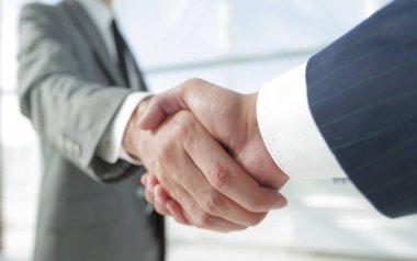 Çeşitli iş adamları el sıkışıyor..