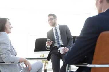 Aletleri kullanan işçiler, çalışma molası.