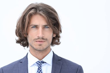 Gülümseyen genç iş adamı. Portre kadar tek renkli beyaz arka plan üzerinde kapatın