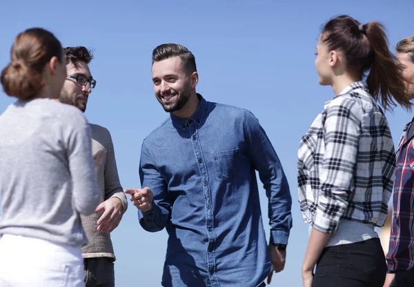 Primer Plano Grupo Estudiantes Discutiendo Sus Problemas Concepto Comunicación — Foto de Stock