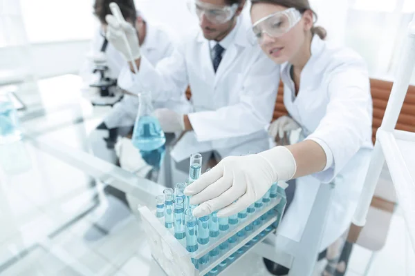 Científico sosteniendo tubo de ensayo o algún equipo de ciencia — Foto de Stock