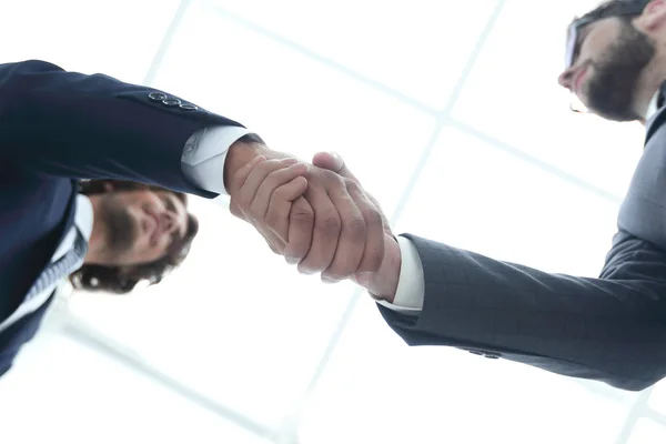 Dva podnikatelé se drží za ruce na obchodní spolupráci. — Stock fotografie