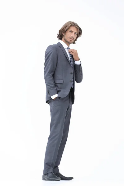 Üzletember kiegyenesítése a nyakkendőjét, elszigetelt fehér background — Stock Fotó