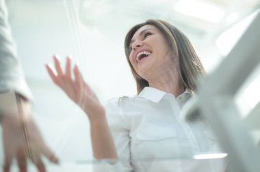 alt view.young bir iş kadını işyerinde