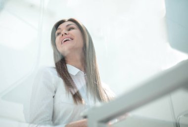 glass.thoughtful iş kadını masada oturan