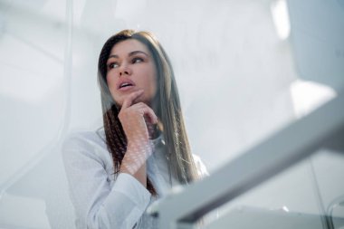glass.thoughtful iş kadını masada oturan