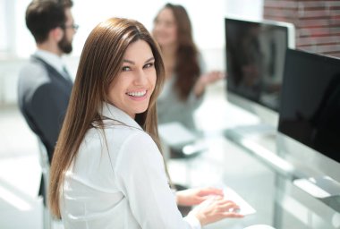 Masasında oturan bir genç yaş