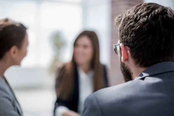 Achterste view.businessman kijken naar collega 's. — Stockfoto