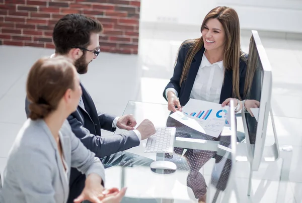 iş takım mali rapor tartışıyor