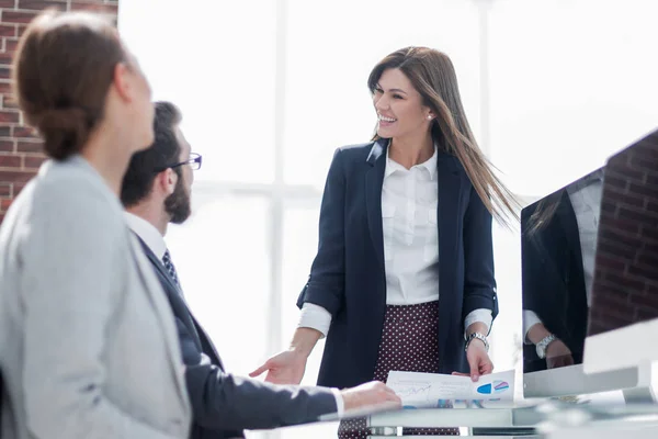 Femme d'affaires tient une réunion de travail dans le bureau — Photo