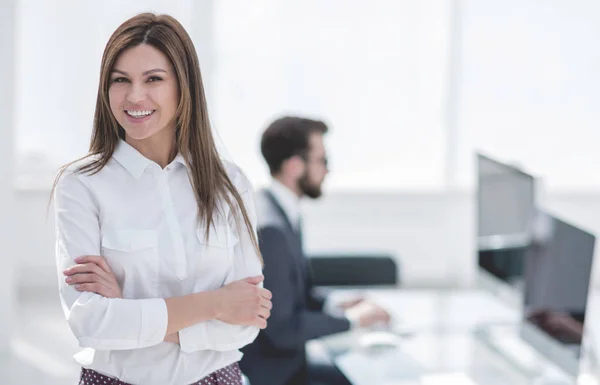 Donna d'affari sorridente sullo sfondo del posto di lavoro . — Foto Stock