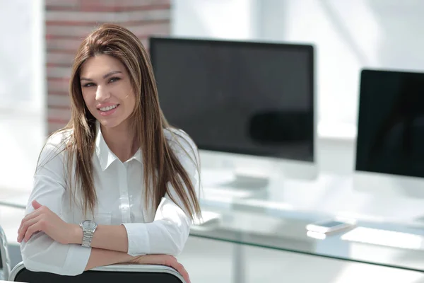 Mulher de negócios sorridente no local de trabalho. — Fotografia de Stock