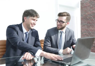 İş arkadaşları çalışma konuları tartışmak