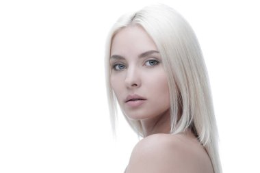 Günlük makyaj ile genç sarışın bir kadın portresi.