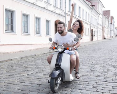 Mutlu çift retro motosiklet sürme tam uzunlukta yan görünüm