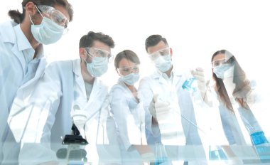 bilim adamları test tüpleri ve laboratuar mikroskobu ile çalışma