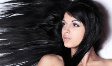 bir kadın yüzü closeup. siyah izole.