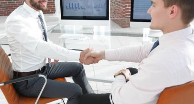 Masanda oturup karşılıklı iş arkadaşları