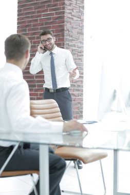 smartphone üzerinde konuşmaya çalışan