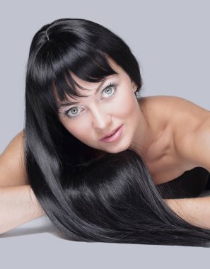 Uzak arayan genç güzellik kadın portresi