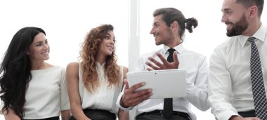 iş arkadaşları ile dijital tablet.