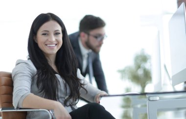 özenli bir iş kadını belgeleriyle çalışma