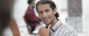 office arka plan üzerinde emin iş adamı.