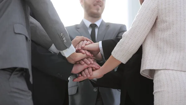 Close-up. Business team met de handen in elkaar gevouwen — Stockfoto