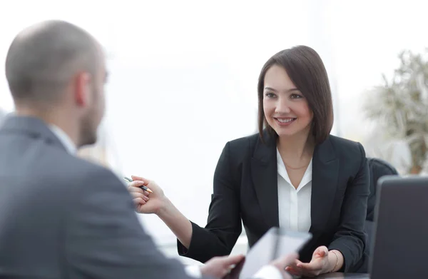 Uomini d'affari che lavorano insieme alla scrivania in ufficio — Foto Stock