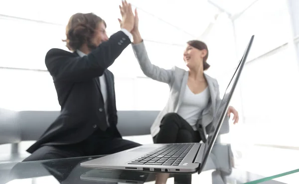 Open de laptop op de achtergrond van het Bureau — Stockfoto