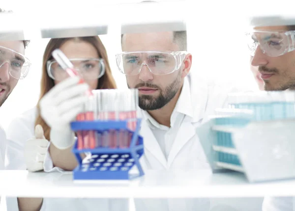 Närbild av en grupp forskare och farmaceuter i laboratoriet. — Stockfoto